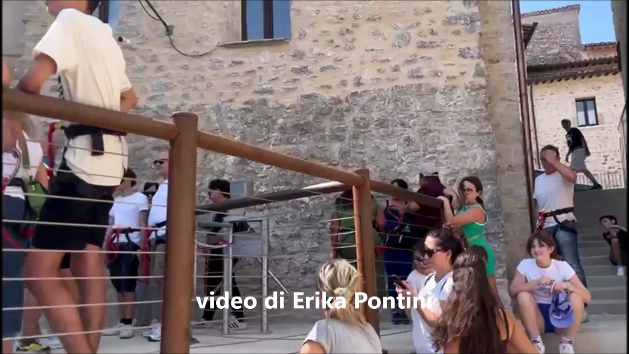 Il ponte tibetano di Sellano (Perugia), esperienza da brividi: è il più alto d'Europa. Lo hanno già attraversato 80mila persone