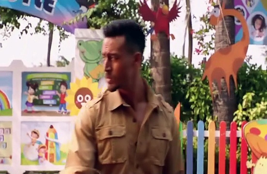आर्म वले क पकड़कर ये पुलस वल मर रह थ फर बचरे के सथ आएग क्य हुव  #FIFAWorldCup #SuperhitMovie #tigersh