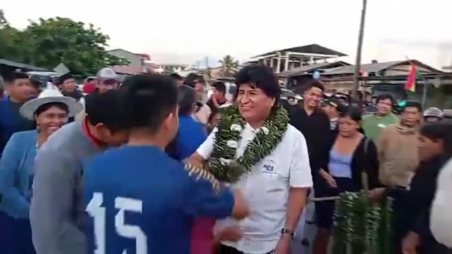 El expresidente de Bolivia Evo Morales vota tras su campaña a favor del voto nulo