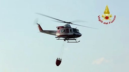 Incendio di Vinci, l'intervento dell'elicottero dei vigili del fuoco. Video
