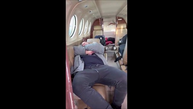 Ce pilote d'avion fait une petite blague à son collègue endormi