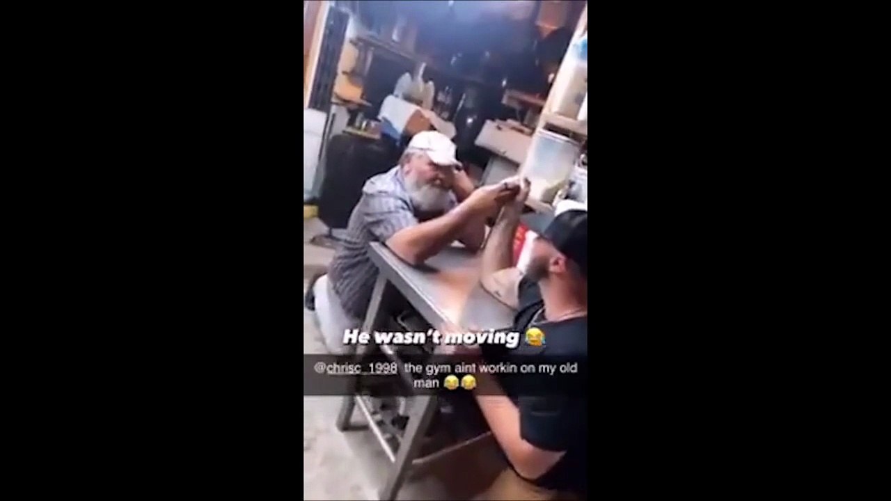 Ce jeune musclé se fait ridiculiser par son papa au bras de fer !