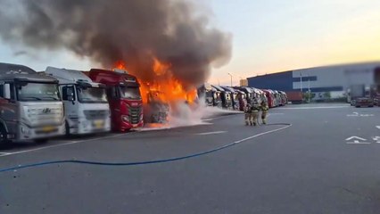 창원 주차장에서 불...화물차 4대 피해 / YTN