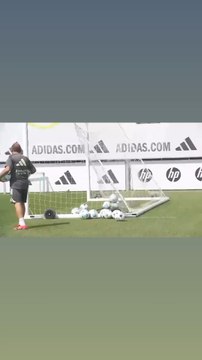 Courtois no solo sabe parar: golazo del portero belga en el entrenamiento
