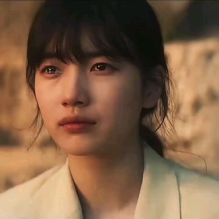 💔You leave me,but not your heart—it lingers in the silence,like a shadow that refusesto walk away.