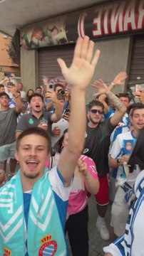 JJ WATT, co-owner of RCD ESPANYOL, enjoys time with his CLUB FANS
