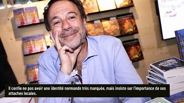 Michel Bussi habite dans la banlieue de Rouen, dans une maison aux volets rouges où rien n'indique la fortune de l'écrivain à succès