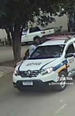 Homem finge precisar de ajuda, esfaqueia policial e acaba morto