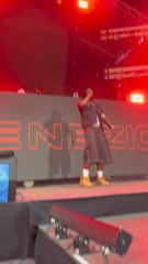 Genezio Rencontre Son Public en Mode Garde à Vous 🎤