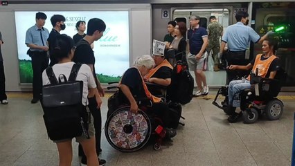 서울 지하철 4호선 명동역 출근길 한때 무정차 통과..."전장연 시위" / YTN