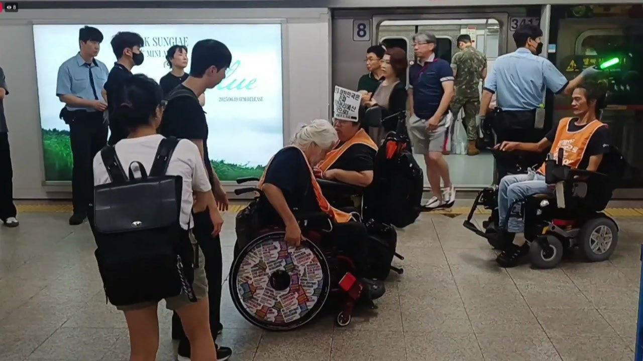 서울 지하철 4호선 명동역 출근길 한때 무정차 통과..."전장연 시위" / YTN