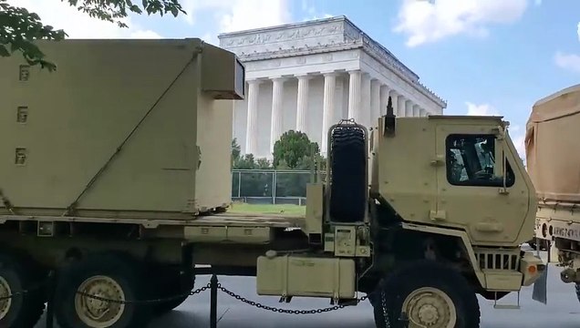 Washington : Plusieurs véhicules de la Garde Nationale sont dans les rues de la ville pour assurer l'ordre et la sécurité
