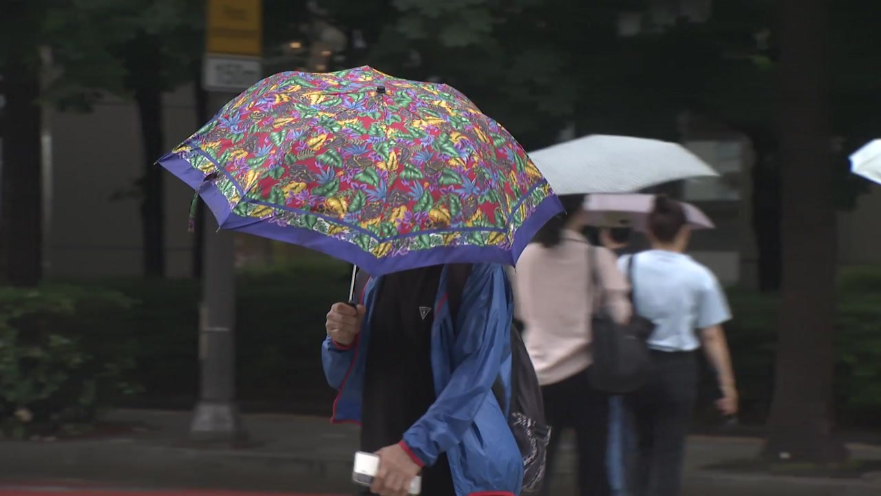 [날씨] 전국 폭염특보, 한낮 무더위 기승...중북부 밤까지 강한 비 / YTN