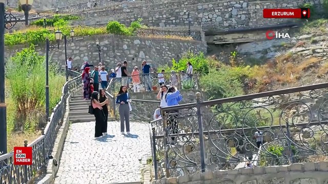 Erzurum Tortum Şelalesi'nde su seviyesi düştü ziyaretçi ilgisi sürüyor