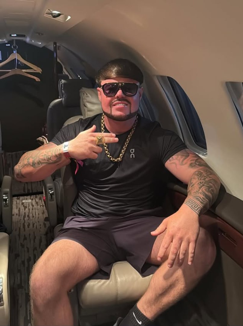 Un peinado con forma de champi��n, tatuajes, gafas de sol y un flow desenfadado bailando en Ibiza, as� es el Final Boss, una de las personas m�s conocidas en internet en las �ltimas semanas.

Este joven brit�nico se ha convertido en una celebridad viral con millones de visualizaciones y &lsquo;me gustas&rsquo; a ra�z de un v�deo de gran �xito en TikTok donde aparece bebiendo y bailando en la discoteca Zero Six West Ibiza."�Sabe alguien qui�n es esta absoluta leyenda?, preguntan en el v�deo.

Jack Kay se ha convertido en todo un meme; las marcas han creado publicidad con su rostro y hasta lo han tra�do de vuelta a Ibiza en un jet privado, debido a que cada uno de sus v�deos se convierte en todo un �xito.