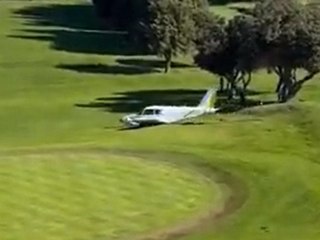 Bruchlandung: Flugzeug stürzt auf Golfplatz ab