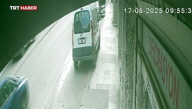 Freni boşalan arazöz park halindeki 2 araca ve iş yerine çarptı