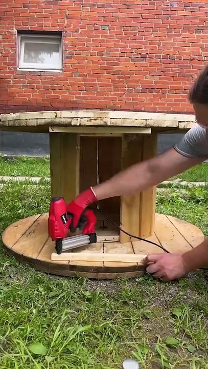 Diy chicken coop from wooden reels 🐓 #diy #woodwork #craft #handmade #fyp #nimals #chickens