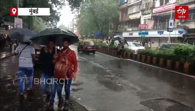पावसाचा मुंबईच्या वाहतुकीवर परिणाम; लोकल धीम्या गतीनं, रस्त्यांवर वाहतूक कोंडी