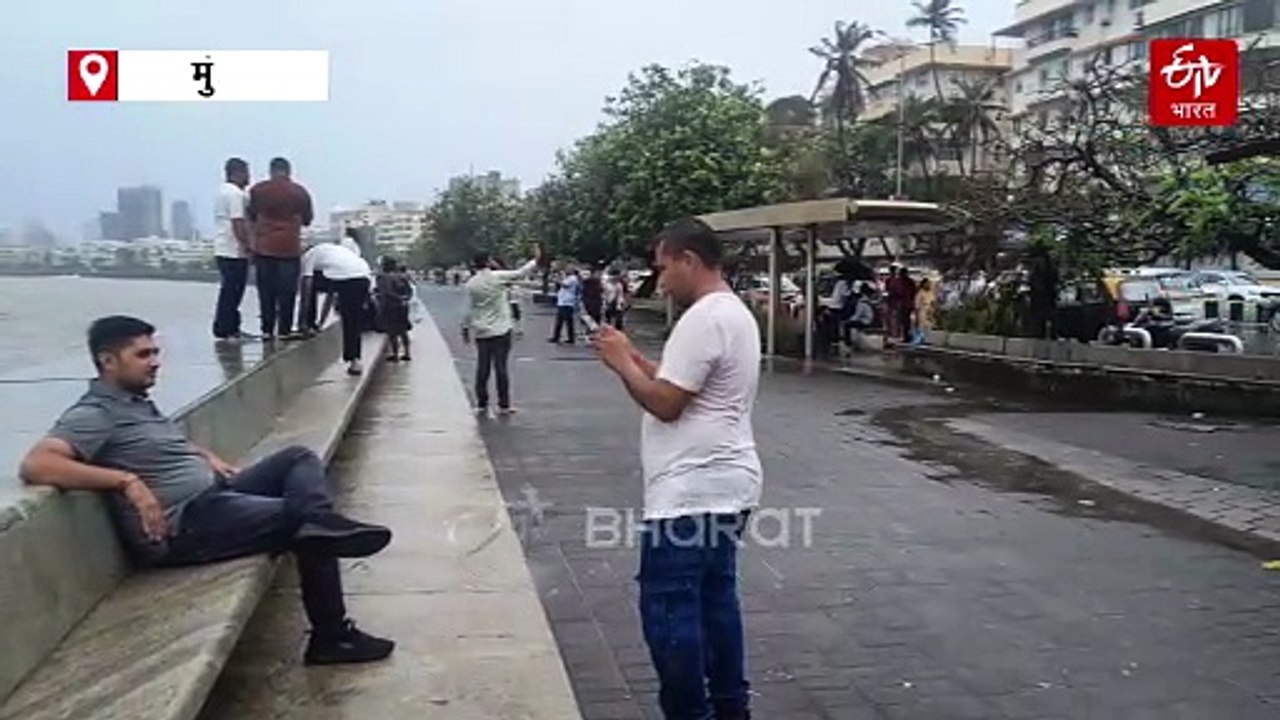 पावसाचा मुंबईच्या वाहतुकीवर परिणाम; लोकल धीम्या गतीनं, रस्त्यांवर वाहतूक कोंडी