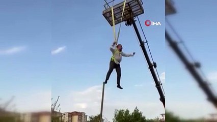 Görüntüler Bursa’dan... Damadı vinçte sallandırdılar