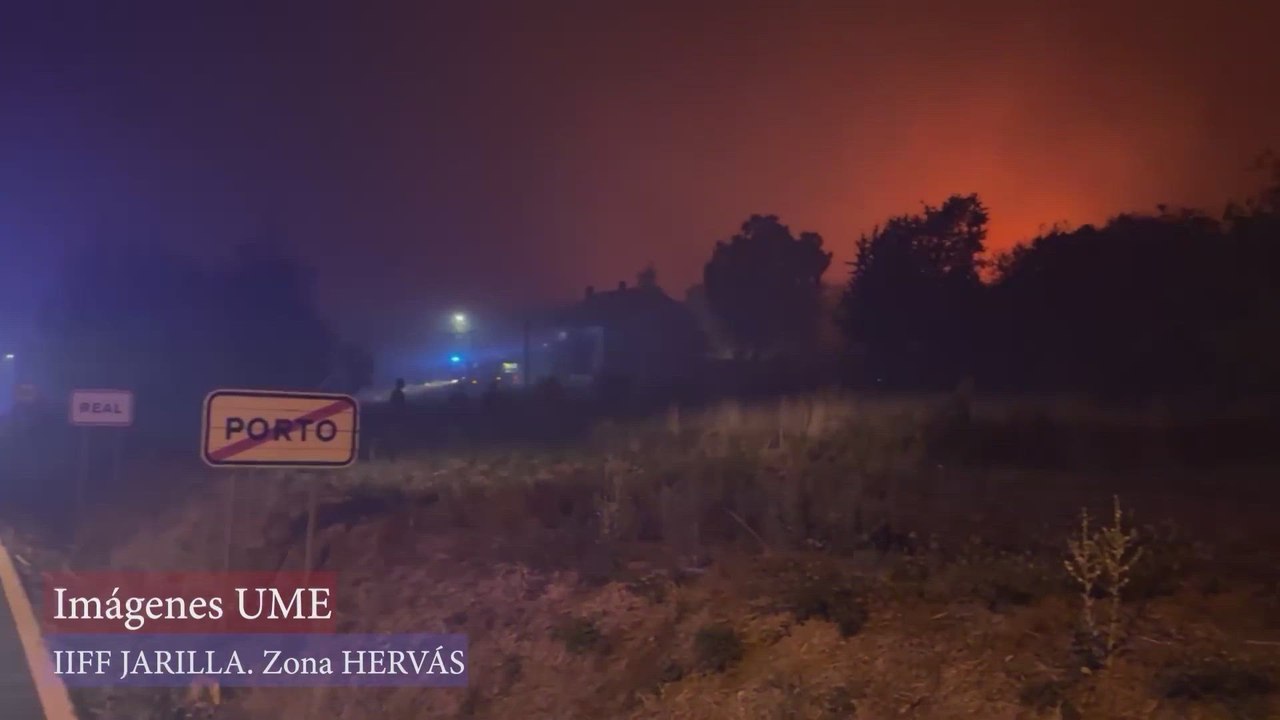 La UME realiza labores de extinción en el incendio de Jarilla que ya calcina 11.000 hectáreas