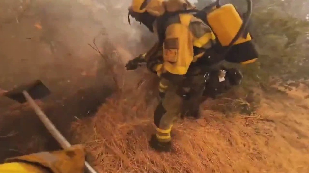 Fallece un bombero en las labores de extinción de los incendios en Espinoso de Compludo (León)