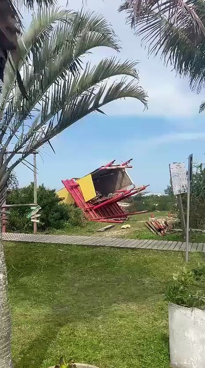 Ventos intensos derrubam posto de guarda-vida no Sul de SC