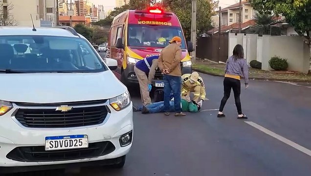 Ciclista fica ferido após colisão com carro da Prefeitura de Cascavel no Centro