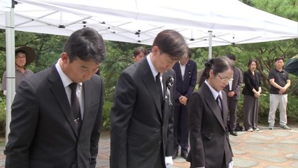 조국, 김대중 대통령 묘역 참배..."국민의힘 반 이상 줄여야" / YTN