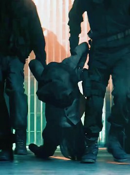 he crawls like a gecko😁