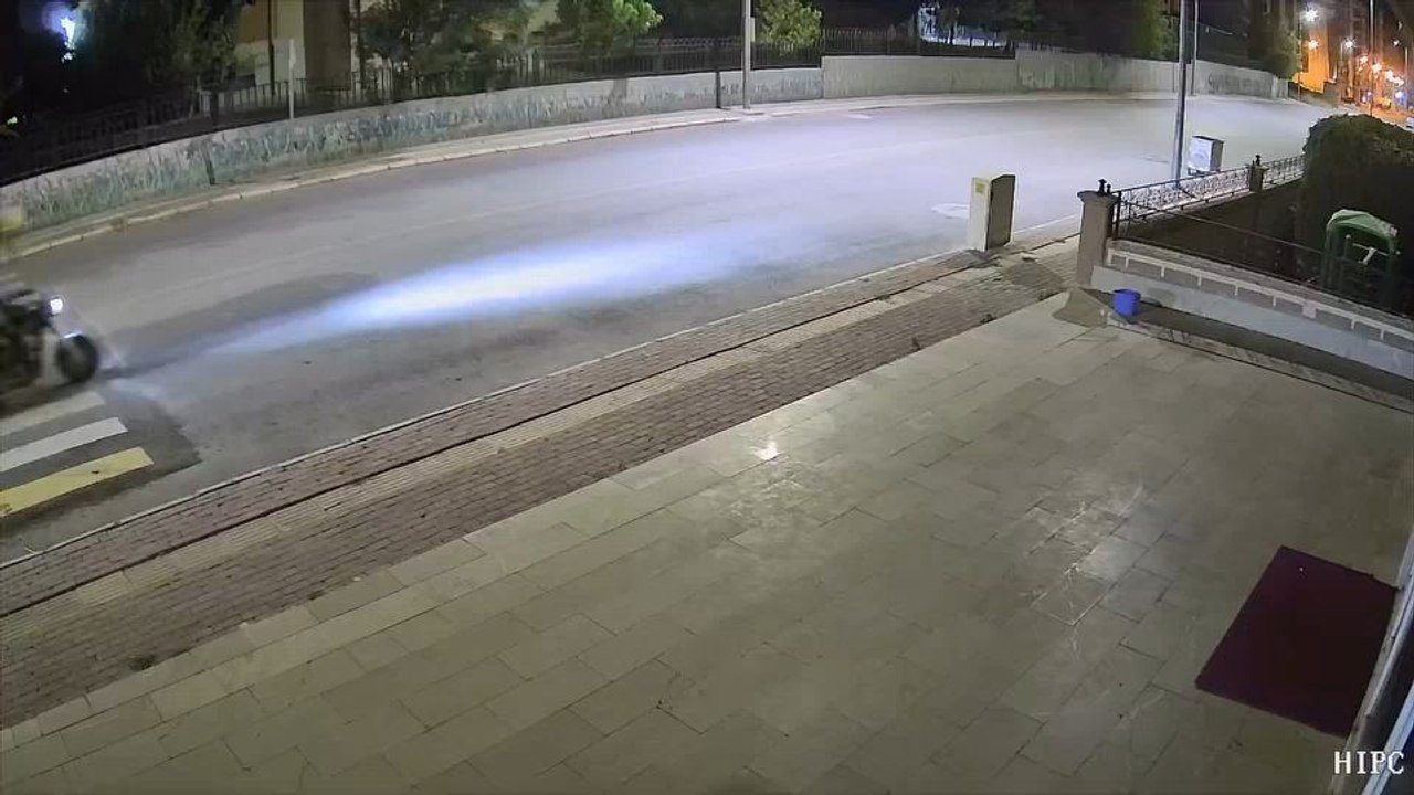 Şanlıurfa’nın Karaköprü ilçesinde hayvanların su ihtiyacını karşılamak için bir iş yeri önüne bırakılan plastik su kabı, gece saatlerinde atık toplayıcıları tarafından alındı.