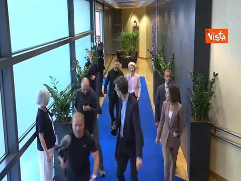 Von Der Leyen accoglie Zelensky a Bruxelles, le immagini della stretta di mano