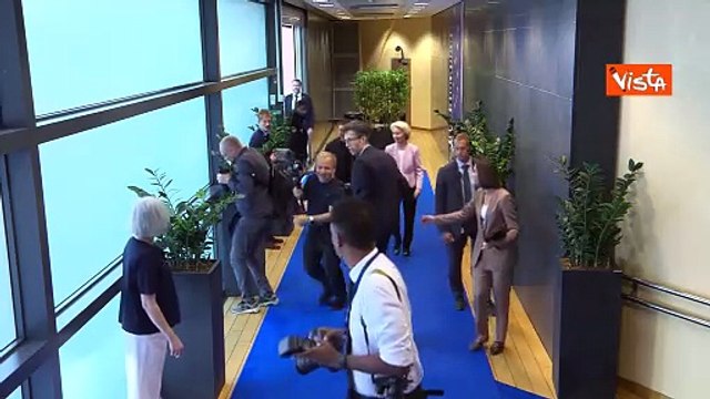 Von Der Leyen accoglie Zelensky a Bruxelles, le immagini della stretta di mano