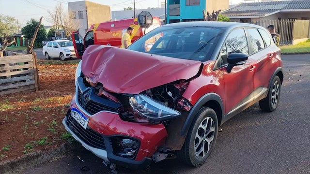 Violenta colisão entre carros é registrada no Bairro Esmeralda