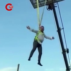 Bursa'da ilginç görüntü: Damadı vinçte sallandırıp, suya soktular!