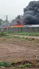 VÍDEO: Cinco ônibus que fazem transporte escolar ficam destruídos após incêndio em garagem