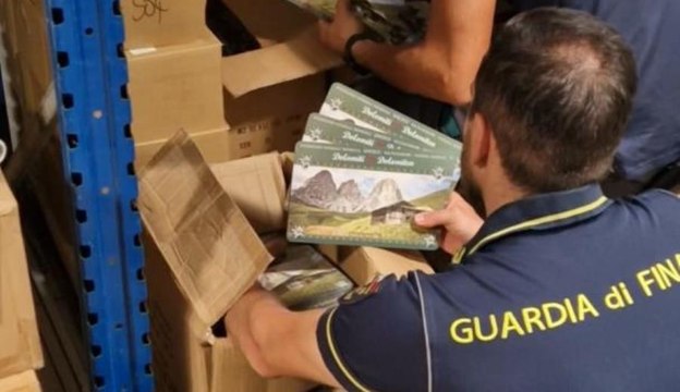 Alto Adige, sequestrati 9mila articoli contraffatti tra souvenir e abbigliamento (18.08.25)