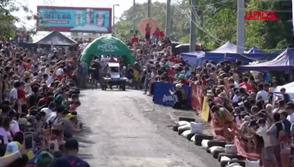 Paraguay, Wacky Races a San Bernardino: auto senza motore si sfidano ad alta velocità