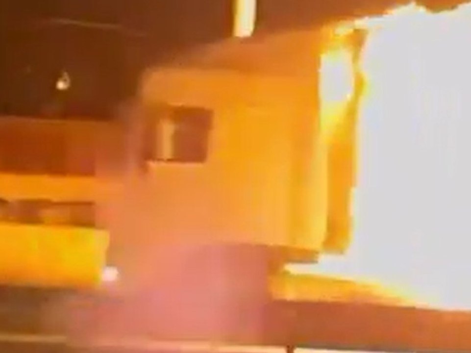 Lastwagen fängt Feuer und kann nicht bremsen