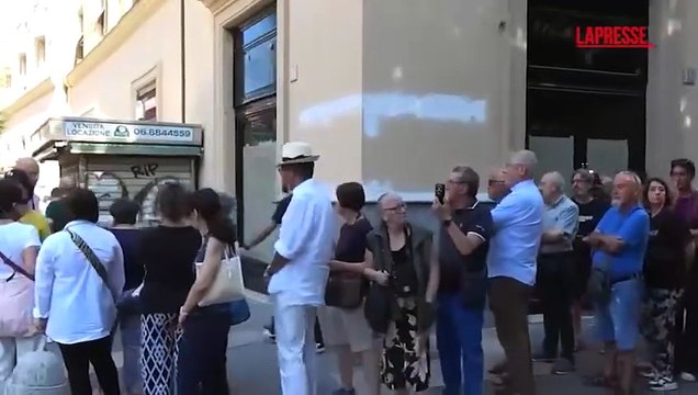Pippo Baudo, la lunga coda alla camera ardente al Teatro delle Vittorie