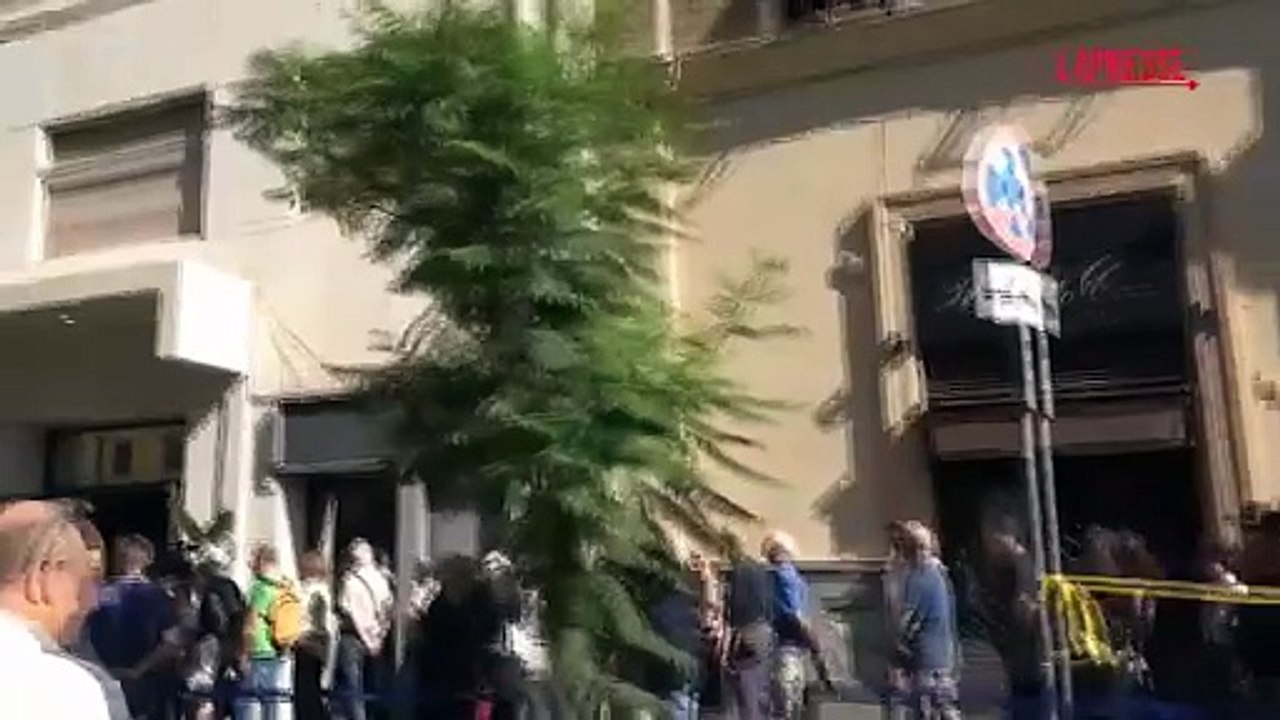 Pippo Baudo, dentro la camera ardente: in coda al Teatro delle Vittorie tra video e foto storici