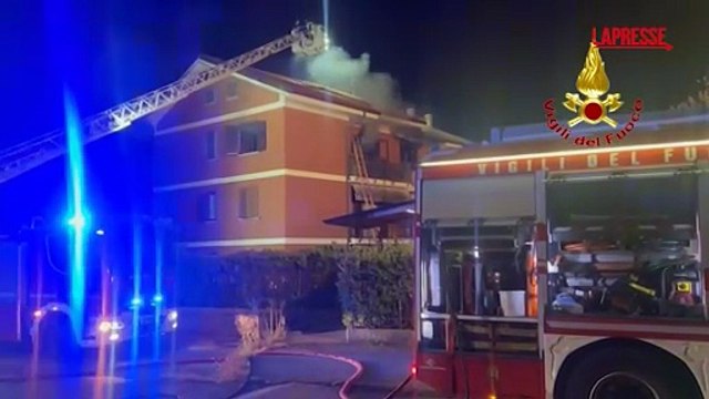 Torino: 29enne muore in un incendio in palazzina a Rivalta, le immagini dei vigili del fuoco