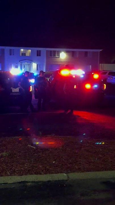 Police swarm Warren Manor Apartments when shots ring out