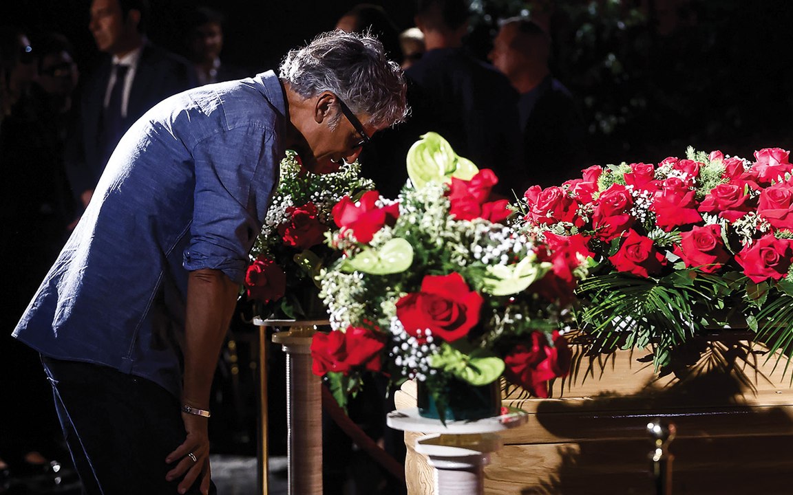 Fiorello alla camera ardente di Pippo Baudo: «Dovrebbero sostituire il cavallo Rai con la sua statua»