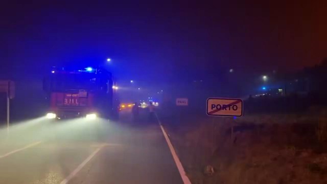 La UME emplea fuego técnico en el incendio de Larouco (Orense) para proteger dos núcleos