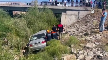 Otomobil köprüden ırmak kenarına düştü: Çift hayatını kaybetti