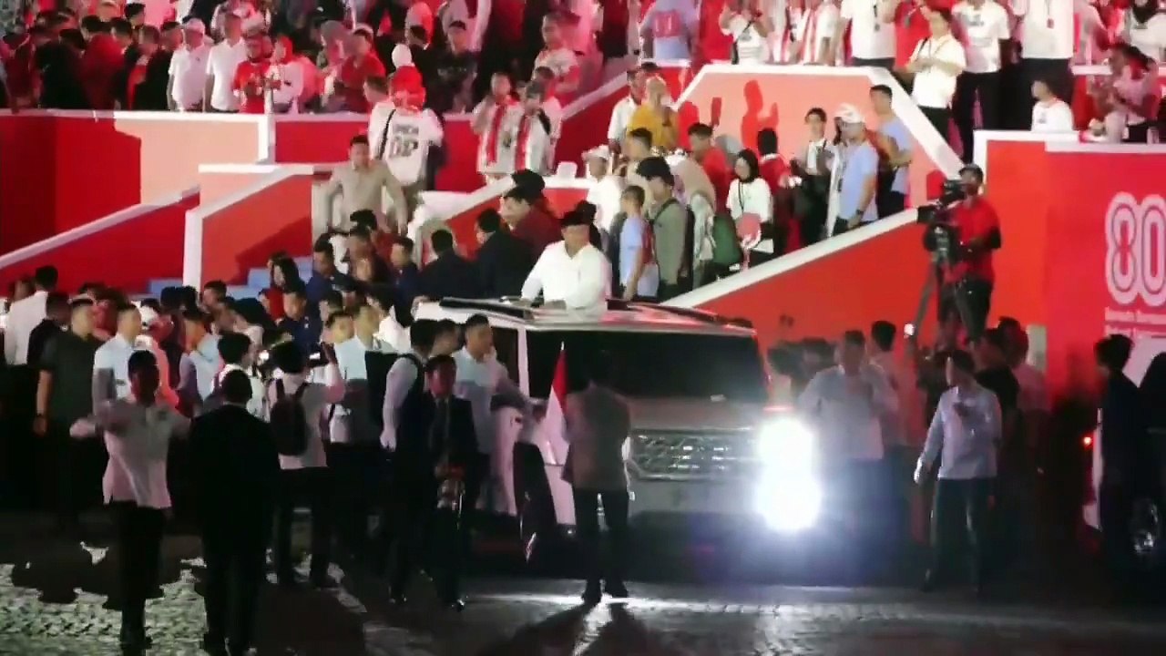 Momen Warga Berebut Ingin Jabat Tangan Presiden Prabowo di Acara Karnaval HUT ke-80 RI