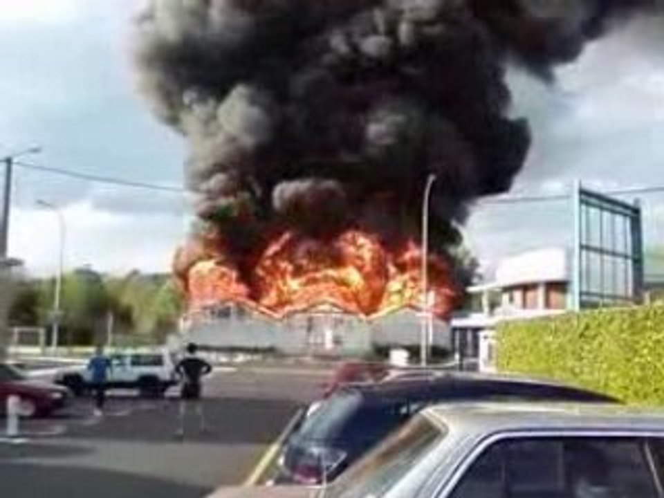 Pompier metier dangereux ?Violent feu d'entrepot