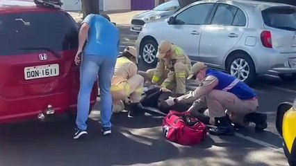 Acidente entre moto e carro deixa mulher ferida em Umuarama